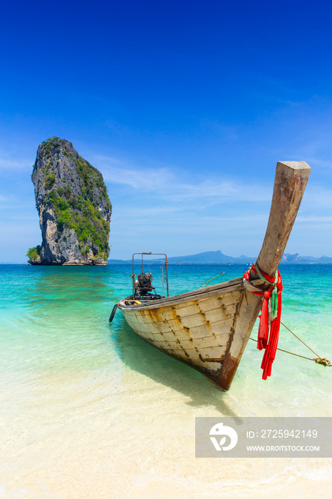泰国夏季海上旅行，泰国海滩上的旧木船甲米披披岛普吉岛公园