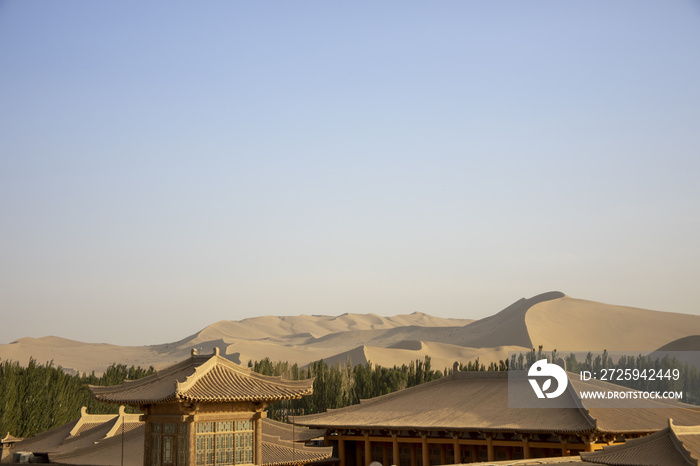 中国敦煌塔克拉玛干沙漠屋顶与鸣沙山