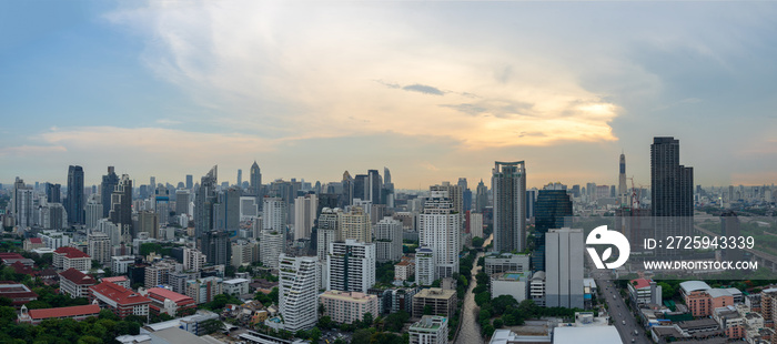 蓝天白云背景下的城市景观全景