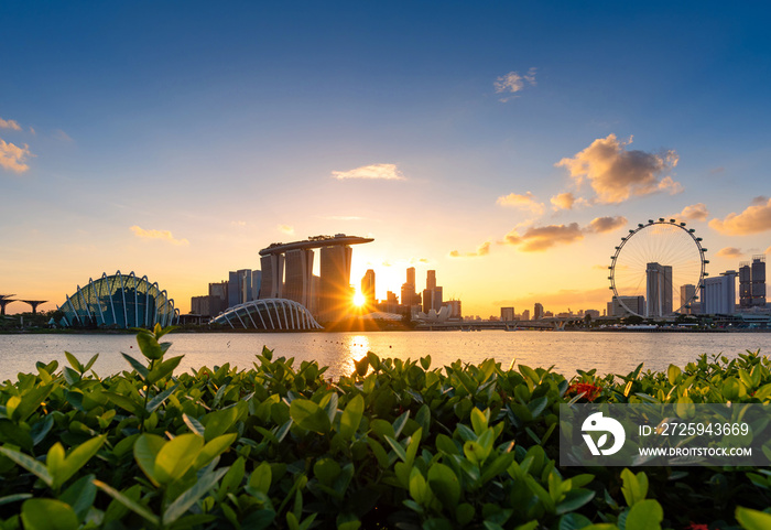 新加坡日落时分的市中心商业建筑区。新加坡是世界著名的旅游景点