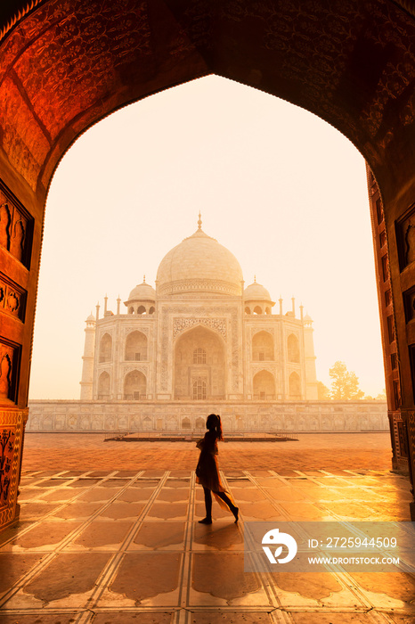 行走在印度阿格拉泰姬陵附近的身份不明的女游客剪影。