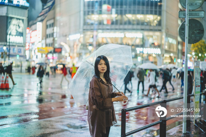 雨の都会の女性