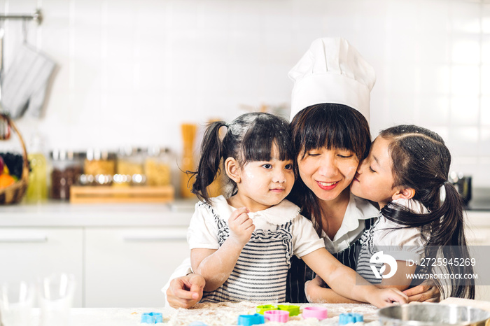 享受幸福爱情的肖像亚洲家庭母亲和亚洲小女孩女儿孩子玩得很开心咕咕