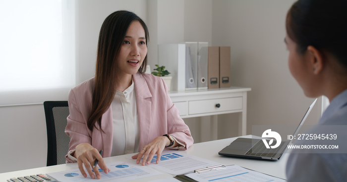 亚洲女性房地产销售代理或交易员建议坐在律师办公室的桌子上微笑信任交谈i