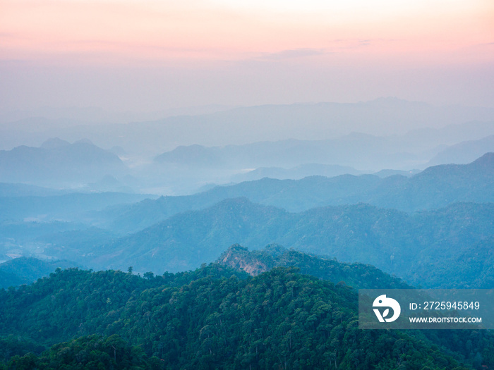 泰国达克美丽的山丘和复杂的山脉，晨雾弥漫。