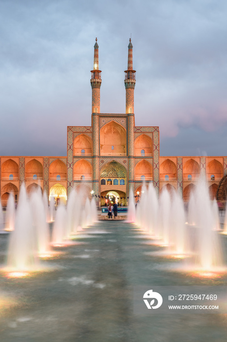 Amir Chakhmaq综合体和喷泉的美妙夜景