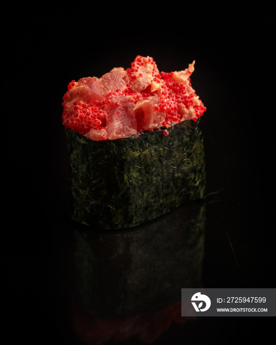 黑色光泽背景上的传统日本寿司