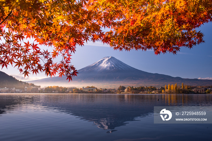 多彩的秋季和河口湖晨雾和红叶的富士山是其中之一