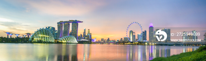 新加坡天际线商业城区。日落时分，在码头湾沙滩和海湾边的花园