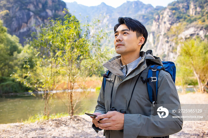 年轻男子户外徒步旅行