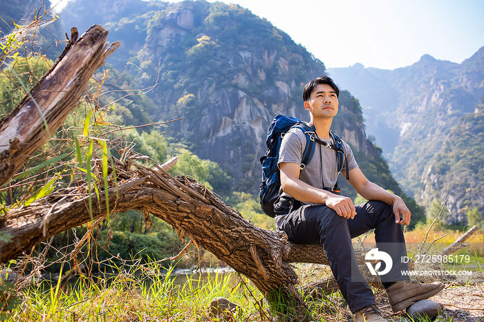 年轻男子户外徒步旅行