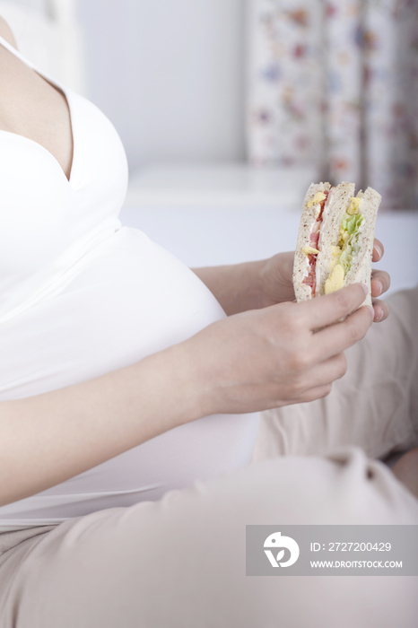孕妇健康饮食主题,孕妇在家吃三明治