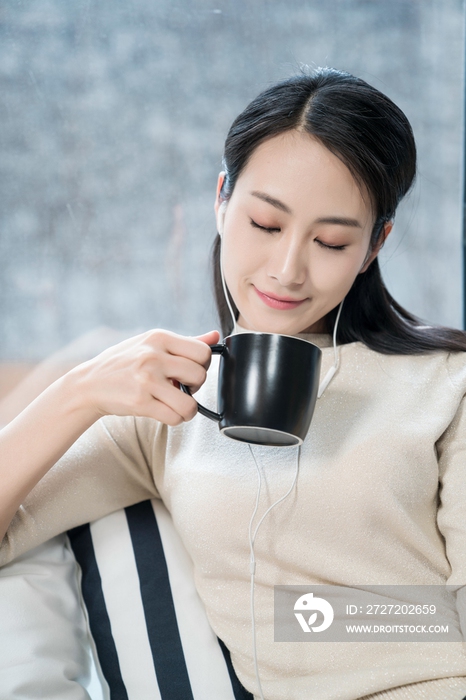 青年男女午后休闲时光