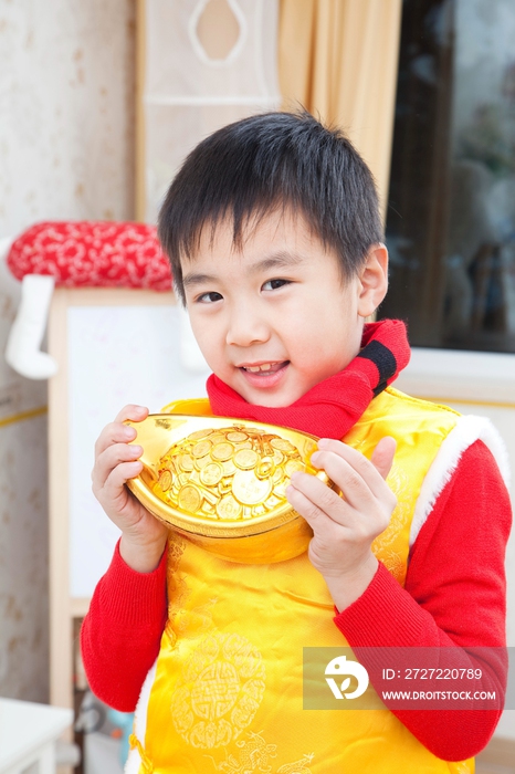 节日中的小男孩