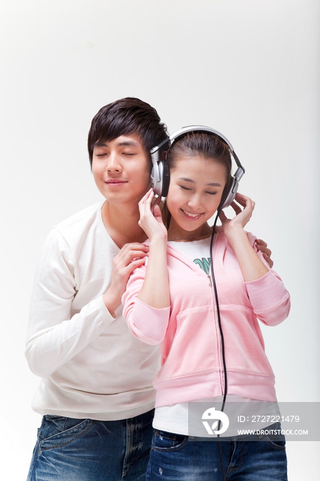 年轻人戴耳机听音乐