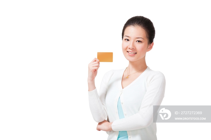 年轻女人展示信用卡