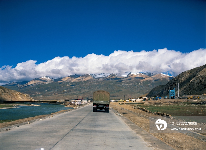 一辆行驶在青藏公路上的卡车