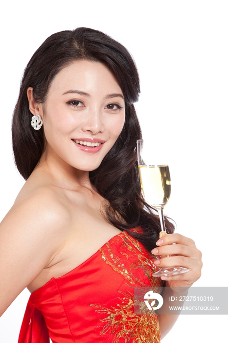 棚拍身穿中国传统服装的年轻女人举杯