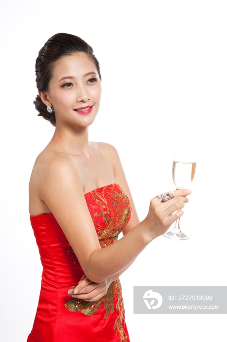 棚拍身穿中国传统服装的年轻女人举杯