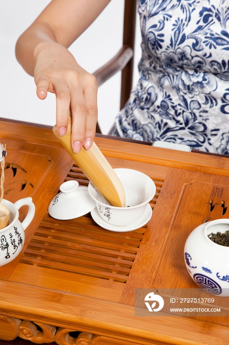 棚拍身穿中国传统服装的年轻女人秀茶艺