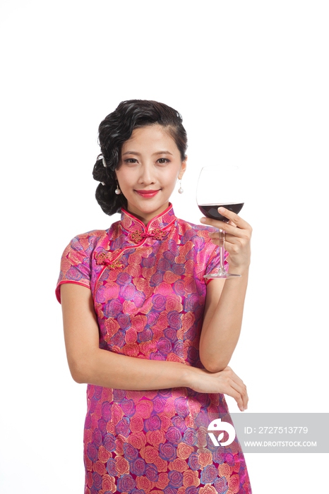 棚拍身穿中国传统服装的年轻女人举杯