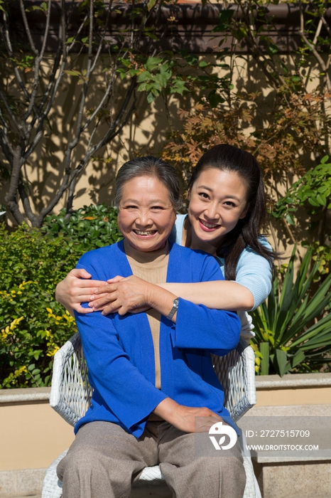 年轻女人和老年女人在院子里