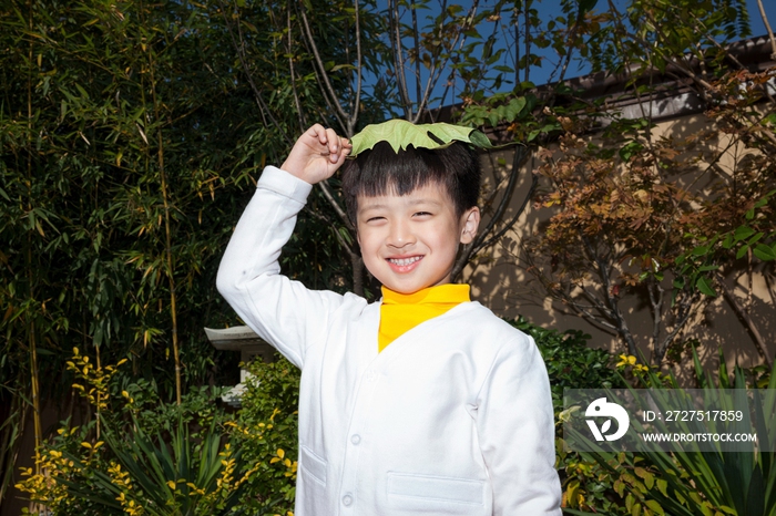 小男孩在院子里玩耍