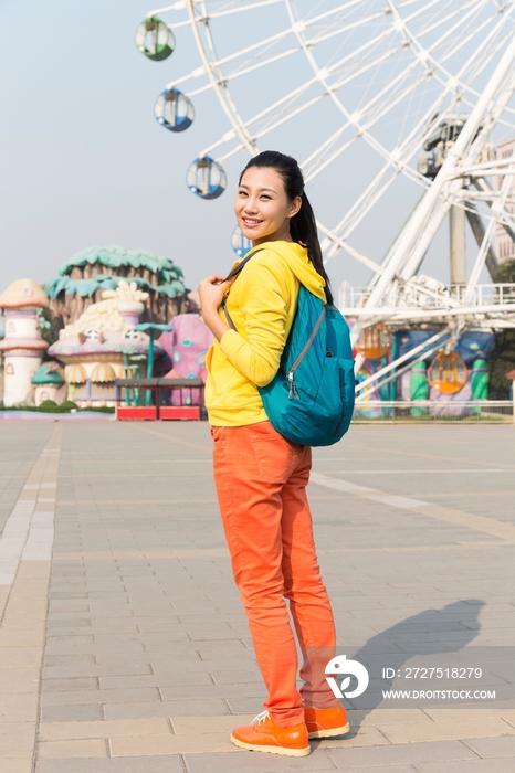 年轻女人在游乐园