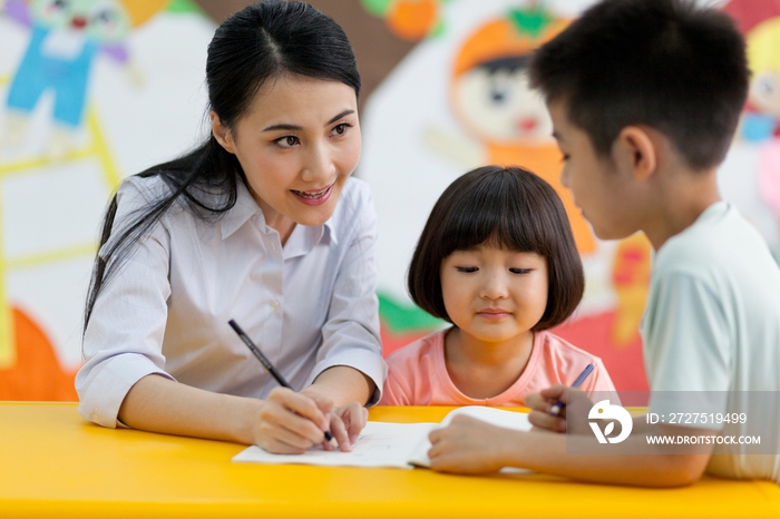 幼儿园老师辅导儿童学习