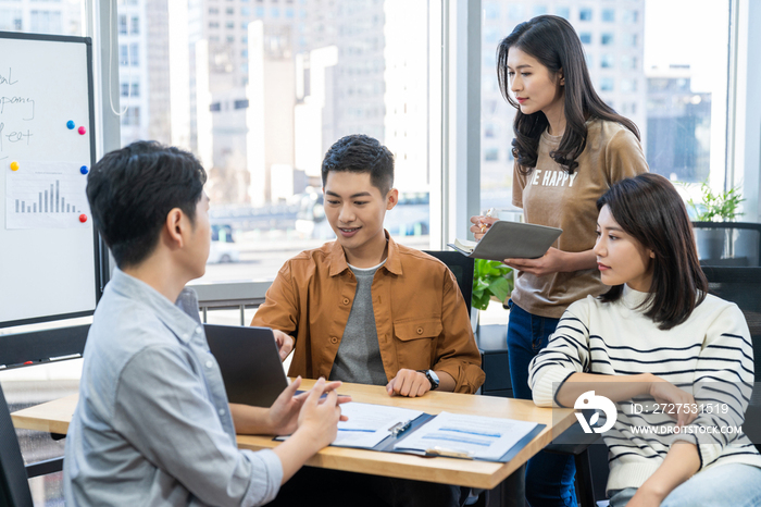 年轻商务人士在办公室开会