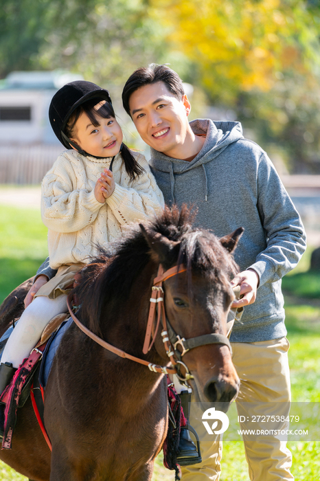 爸爸带女儿骑马