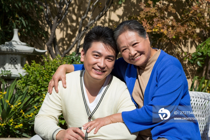 中年男人和老年女人在院子里