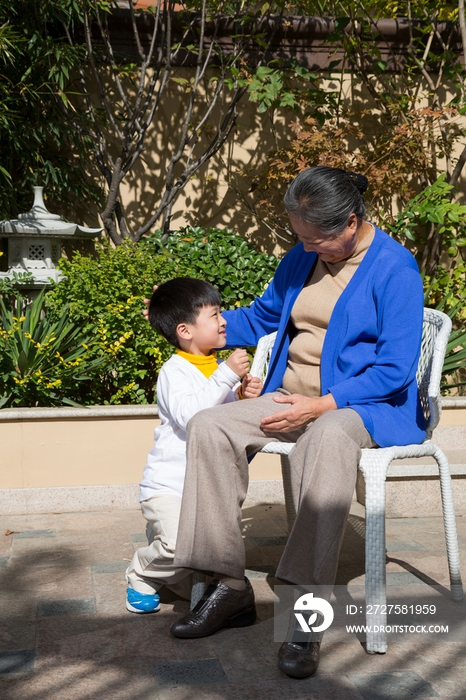 孙子给奶奶捶腿