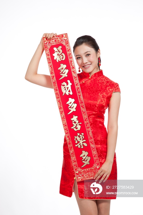 棚拍身穿中国传统服装的年轻女人和春联