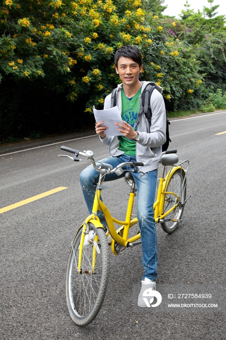 年轻大学生在校园里骑车