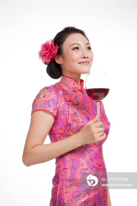 棚拍身穿中国传统服装的年轻女人端酒杯