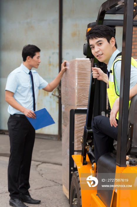 物流仓库工人驾驶叉车