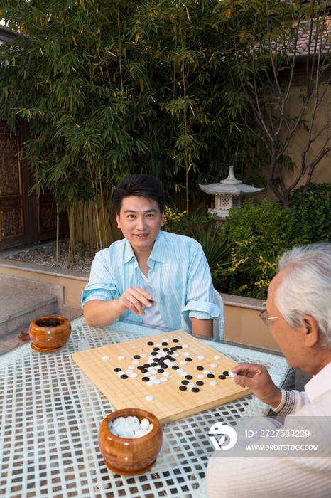 父子在院子里下棋