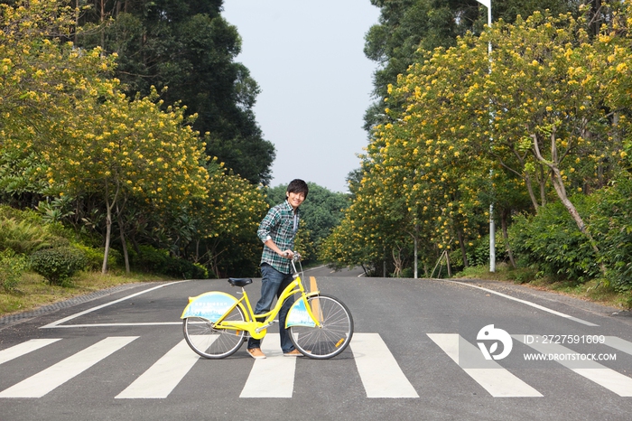 一个年轻男大学生过马路