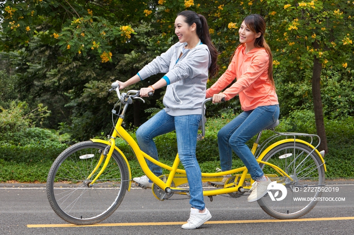 年轻大学生在校园里骑车