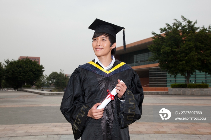 年轻大学生的校园毕业典礼