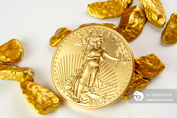 美国金雕一盎司硬币躺在一堆金块上，金矿石