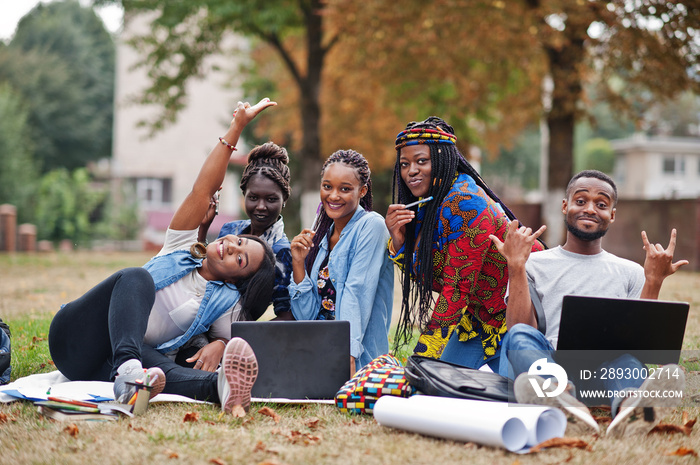 五名非洲大学生在大学校园共度时光。黑色af