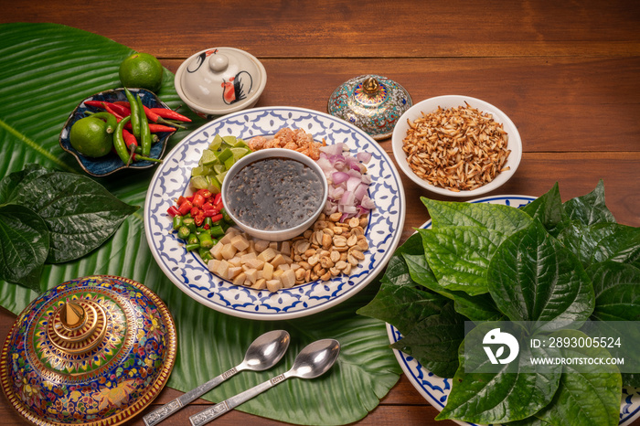 Miang Kham Or wild betel leaves Wrap配料虾米、花生、酸橙、辣椒、烤豌豆