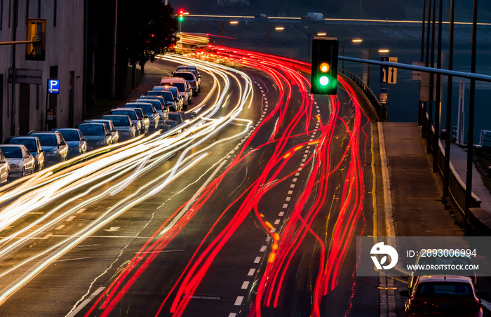 Österreich, Linz. Lichter von fahrenden Autos