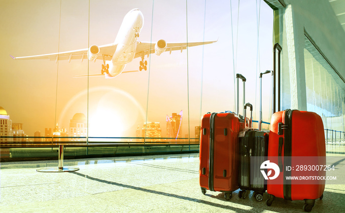 机场航站楼和通行证内的旅行行李堆