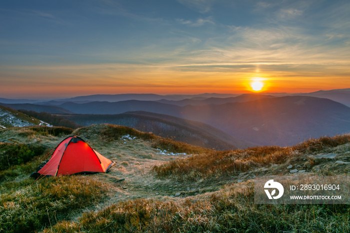 与游客和帐篷一起欣赏傍晚和清晨山脊的美景