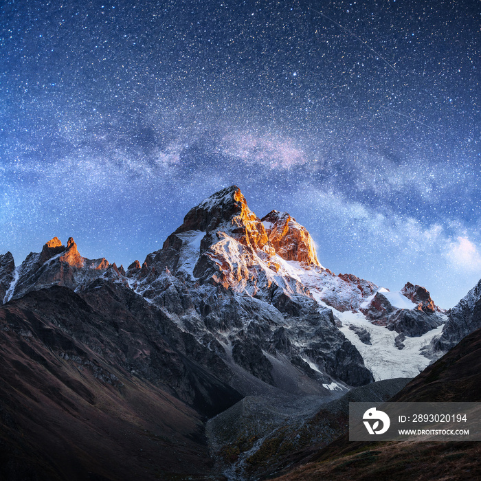 神奇的星空。秋天的风景和白雪皑皑的山峰。高加索山脉。山景fr