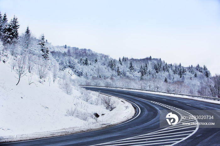 降雪后的山地柏油路。