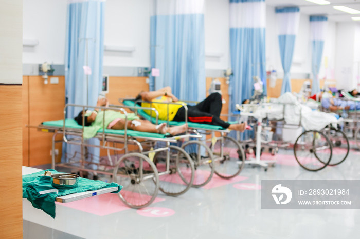病床上的病人在医院等待看病和治疗。